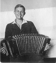 Leo und die Ziehharmonika.